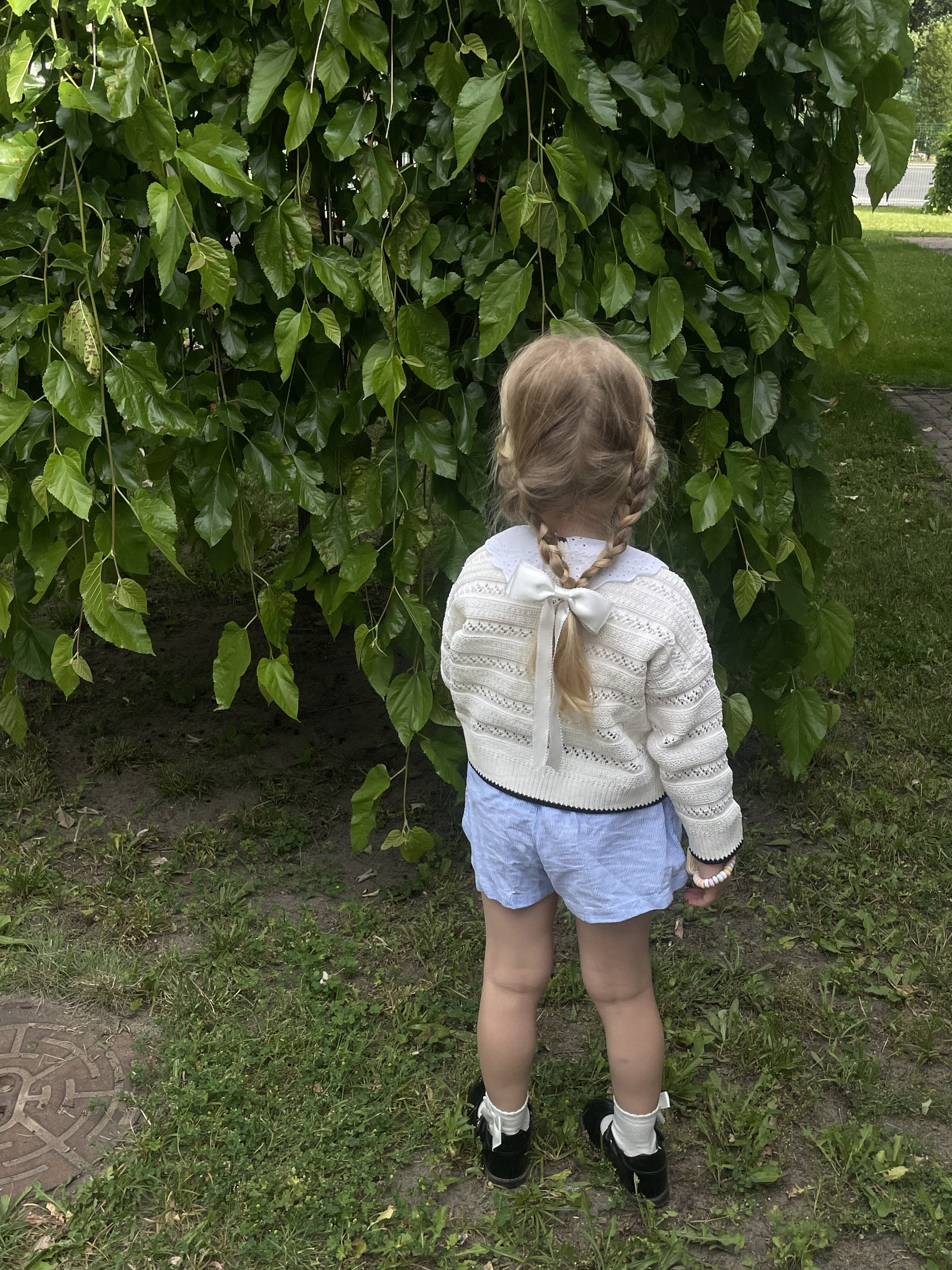 stylizacja dziewczynki na zakończenie roku szkolnego i przedszkolnego